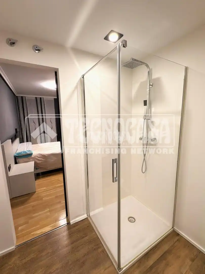 Badezimmer von Wohnung zum Verkauf in Cuenca mit Klimaanlage und Parkett