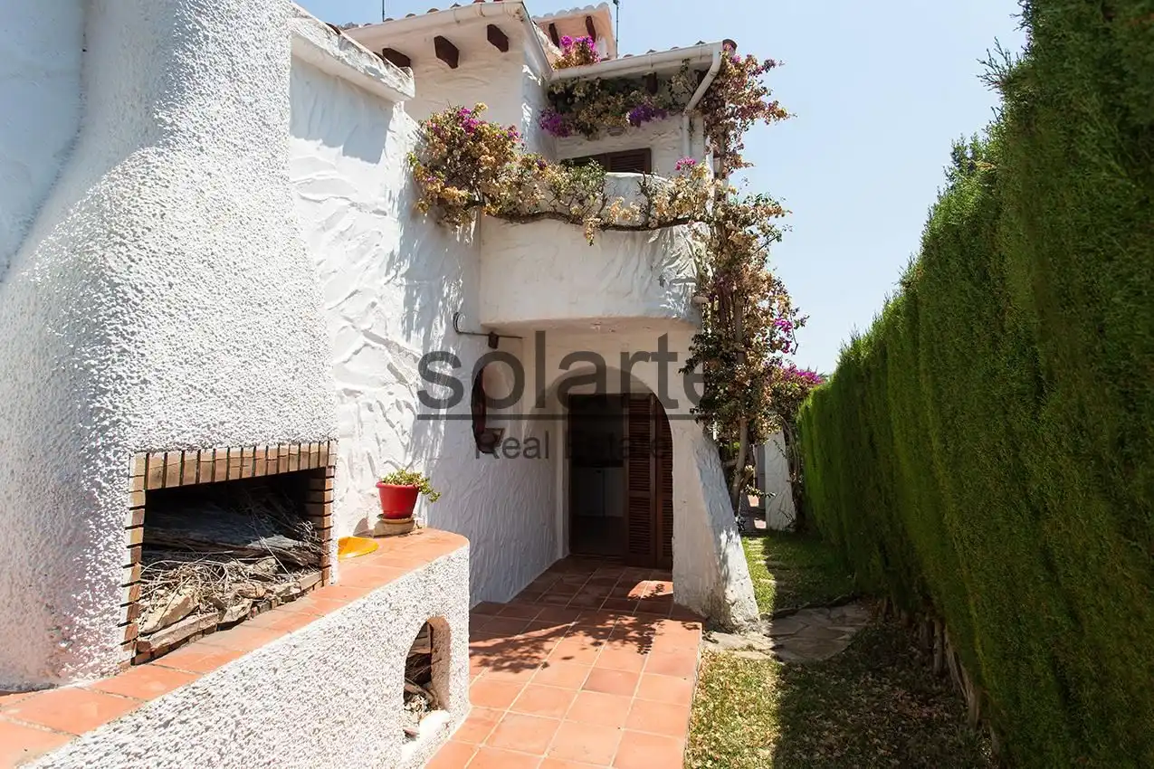 Vista exterior de Casa o xalet en venda en Cunit amb Balcó i Piscina comunitària