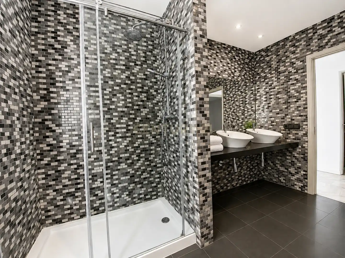 Badezimmer von Wohnungen zur Miete in Benalmádena mit Klimaanlage, Privatgarten und Schwimmbad