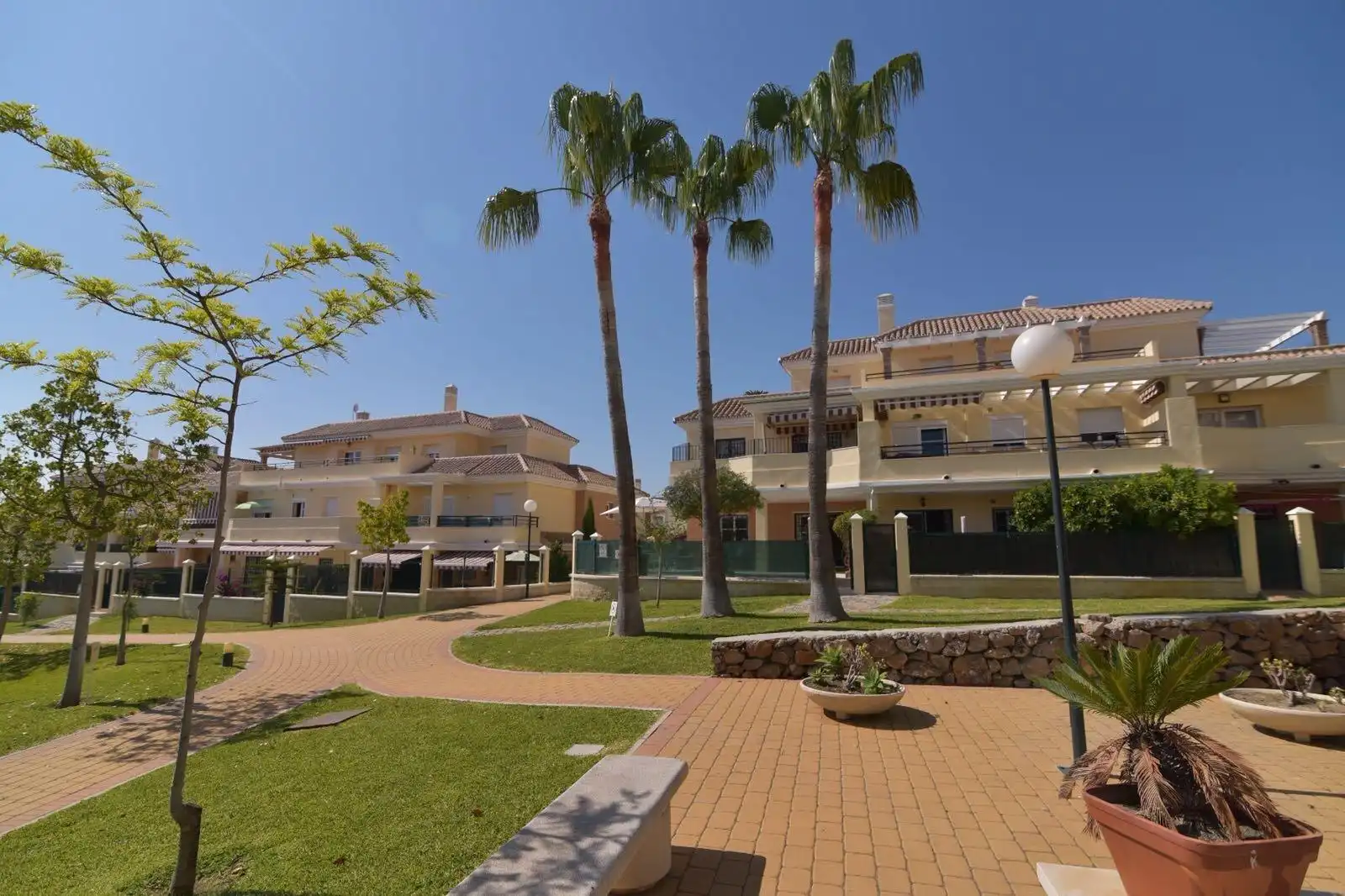 Vista exterior de Planta baja en venta en Vélez-Málaga con Aire acondicionado, Jardín privado y Terraza