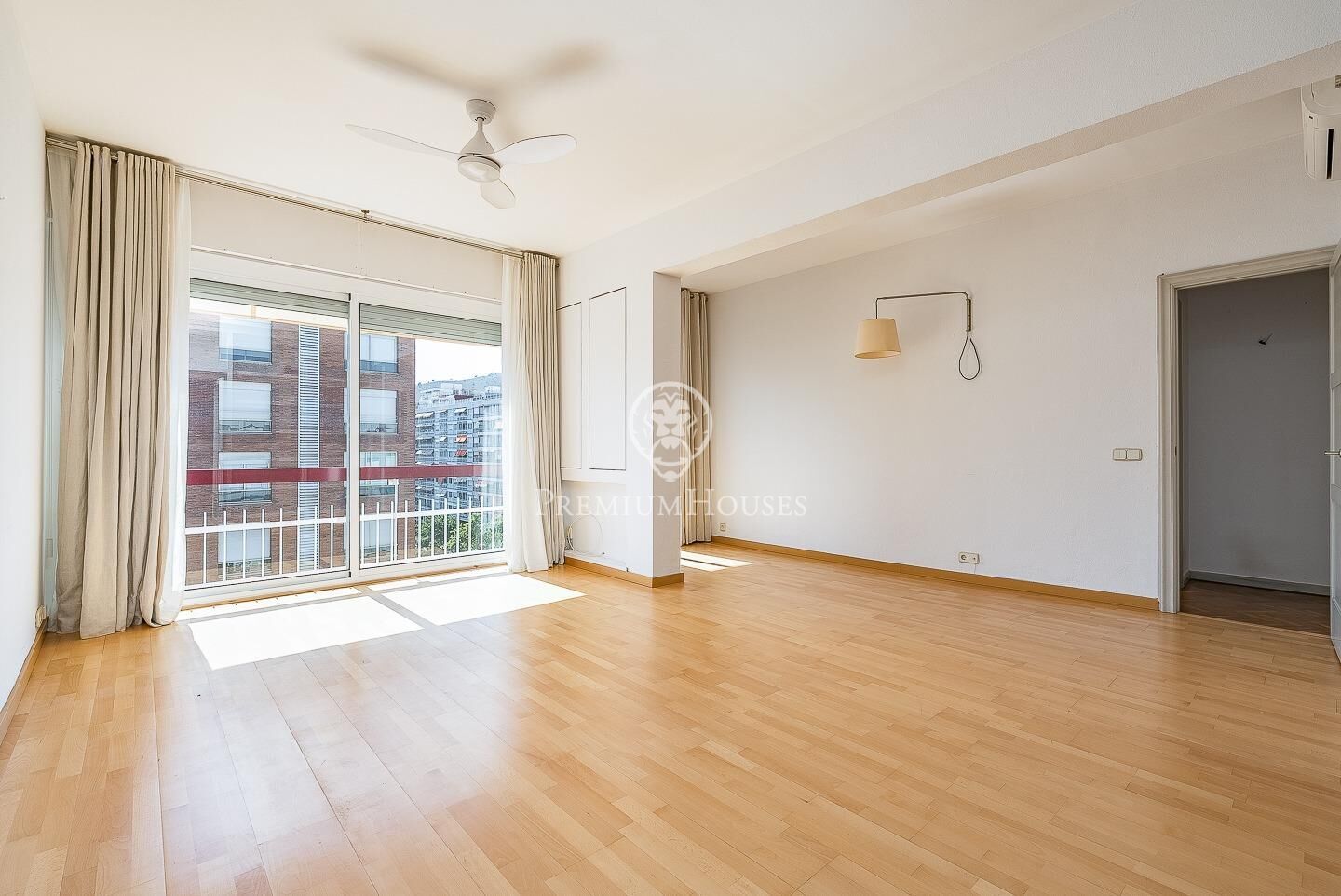 Exterior view of Flat for sale in  Barcelona Capital  with Air Conditioner and Heating