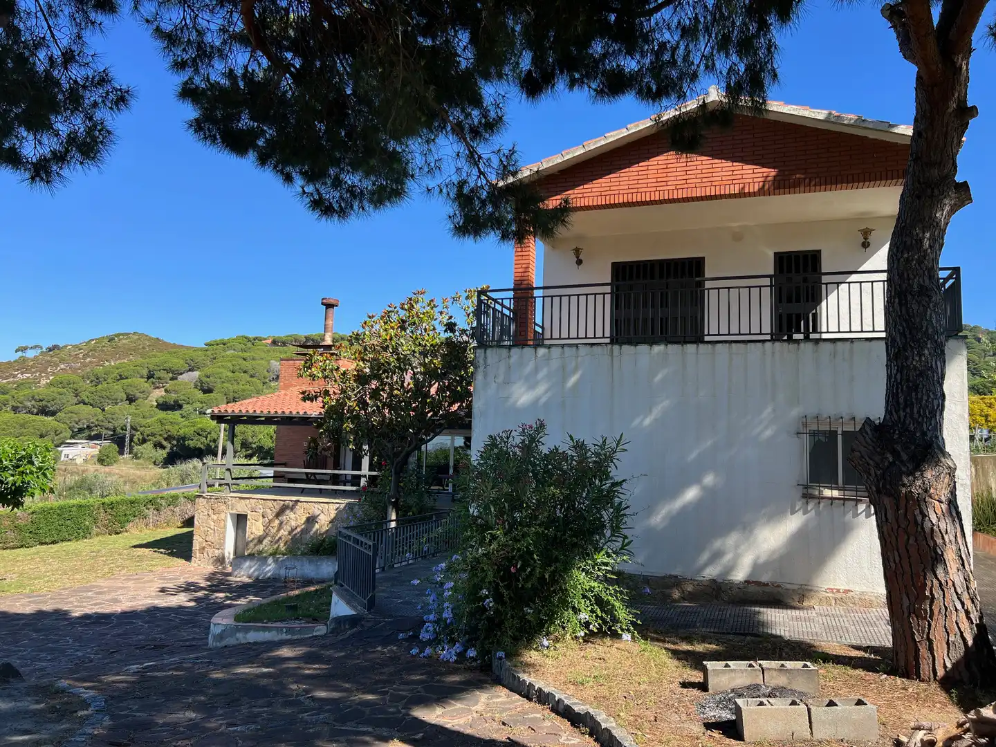 Vista exterior de Casa o xalet en venda en Mataró amb Aire condicionat, Jardí privat i Terrassa