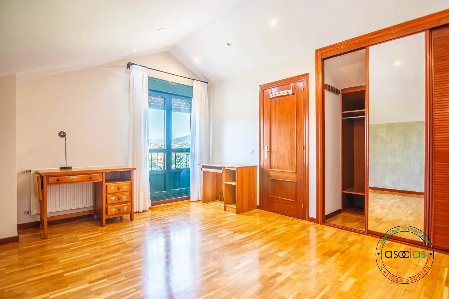 Habitación de Casa adosada en venta en Grado con Calefacción, Jardín privado y Parquet