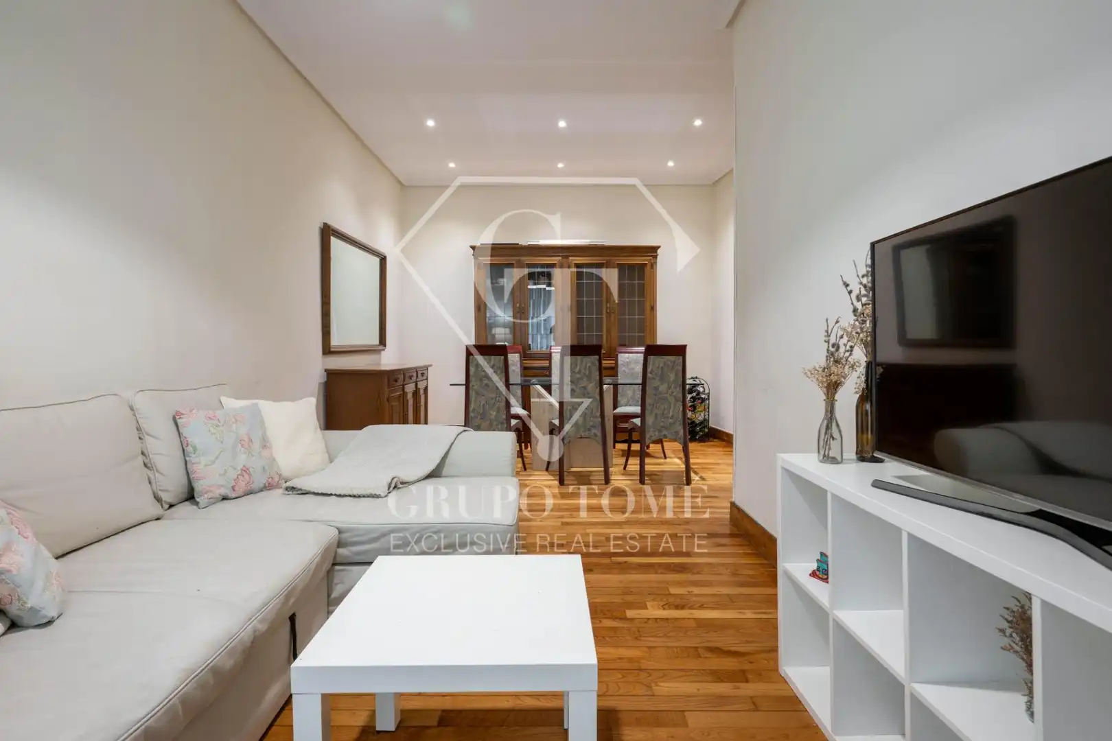 Sala d'estar de Pis en venda en Donostia - San Sebastián  amb Calefacció, Moblat i Balcó
