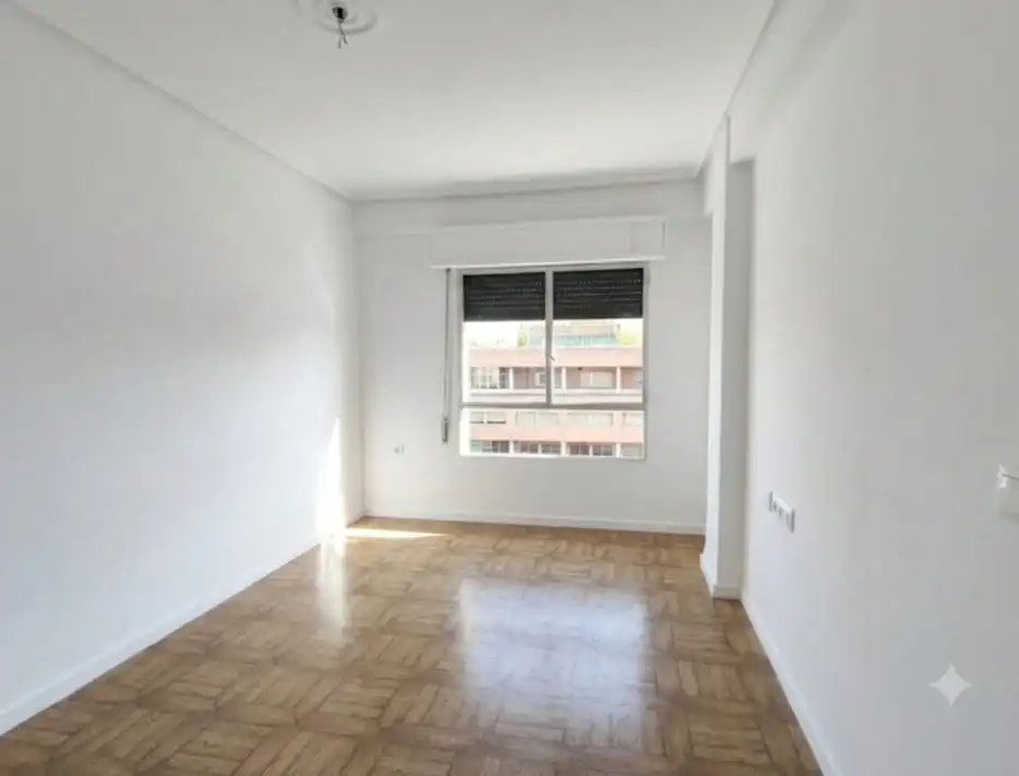 Habitación de Piso en venta en Valencia con Balcón y Alarma