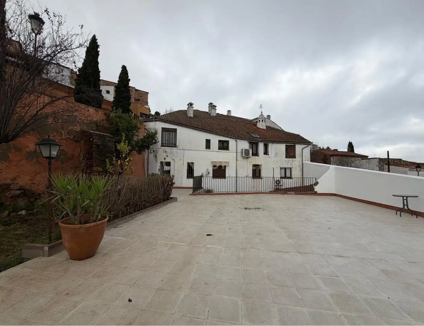 Außenansicht von Wohnung zum Verkauf in Cáceres mit Privatgarten, Schwimmbad und Waschmaschine