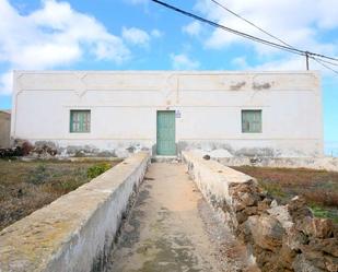 Vista exterior de Finca rústica en venda en Tinajo amb Jardí privat