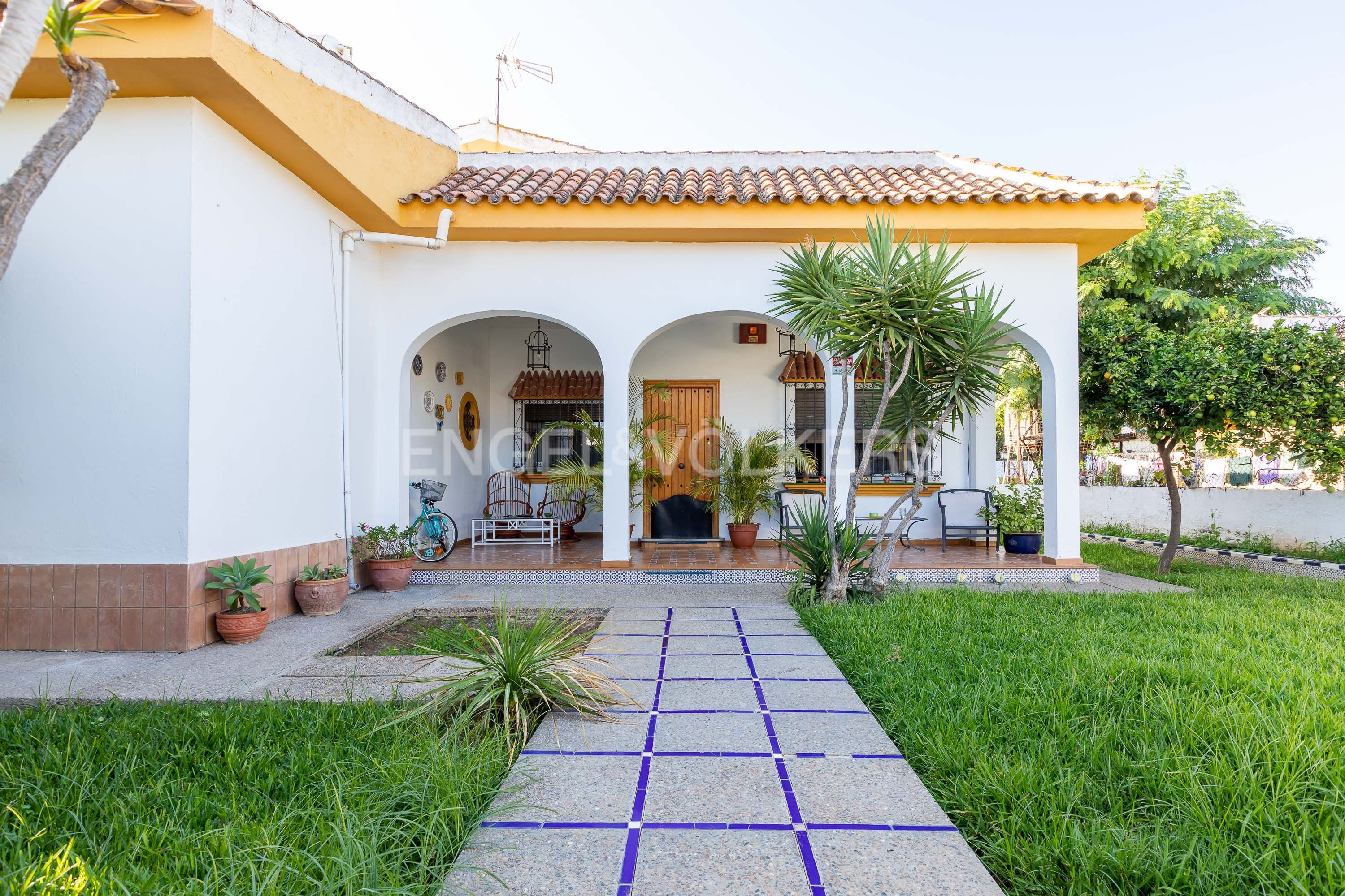 Vista exterior de Casa o xalet en venda en Palomares del Río amb Aire condicionat, Calefacció i Jardí privat