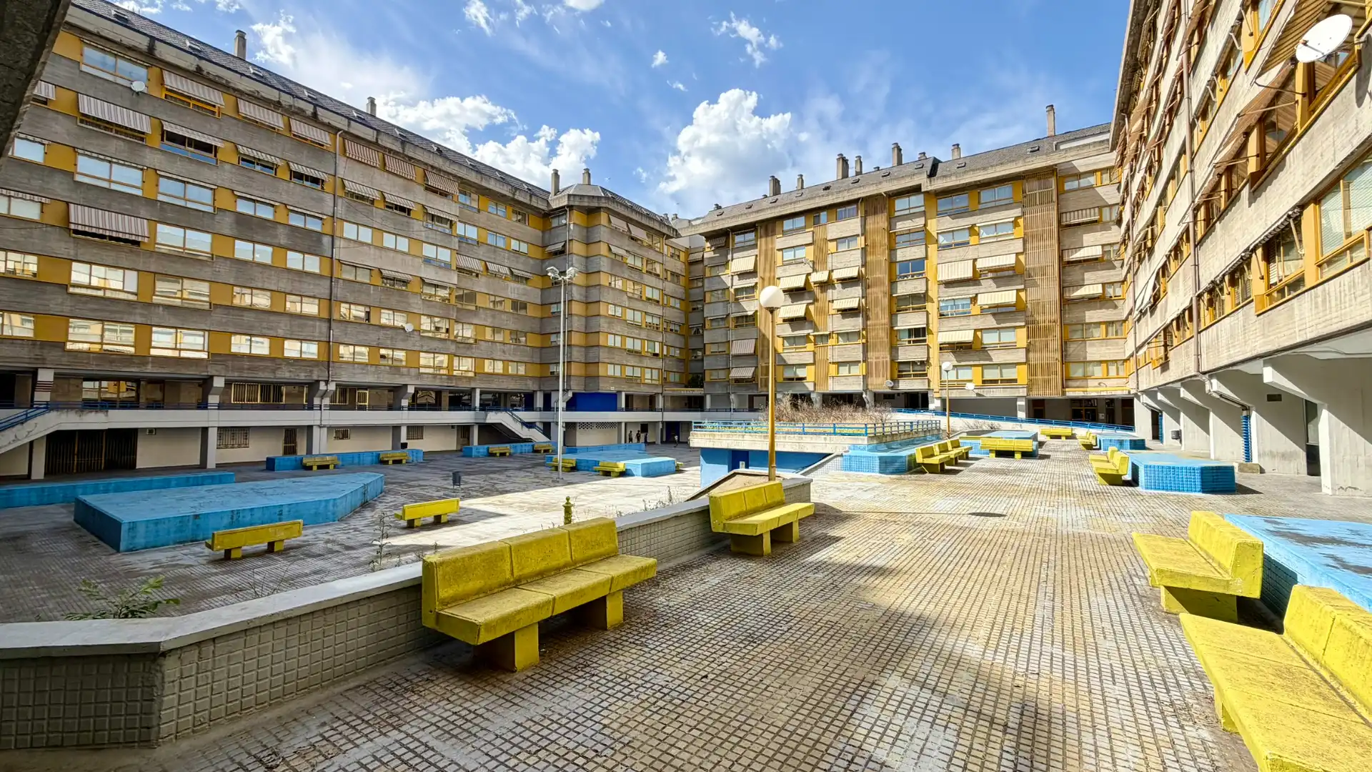 Piscina de Piso en venta en Ponferrada con Calefacción, Parquet y Amueblado
