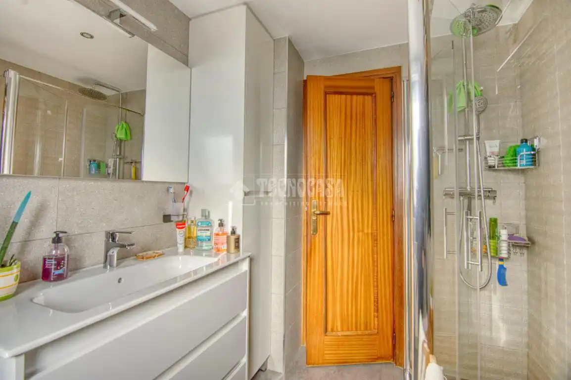 Badezimmer von Wohnung zum Verkauf in Santander mit Abstellraum