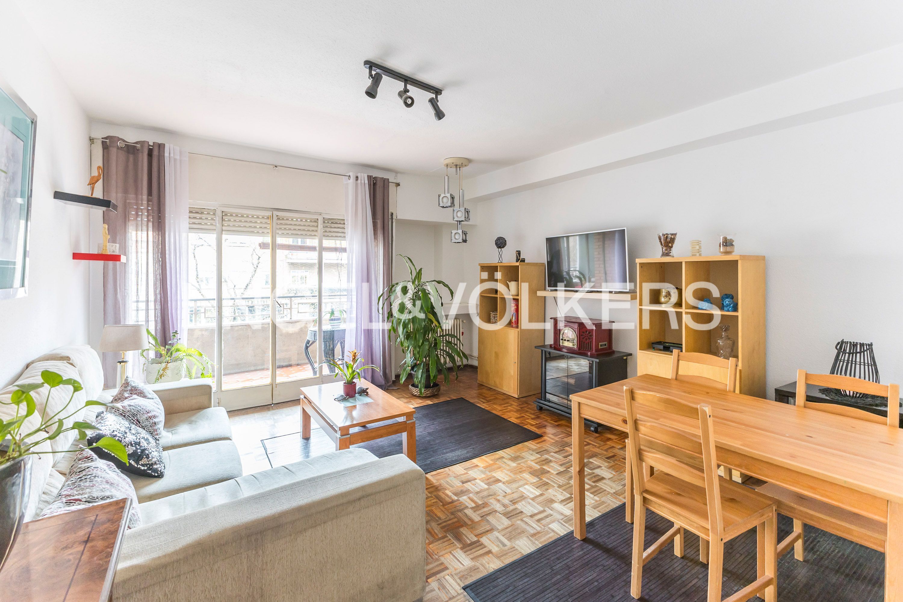 Sala d'estar de Apartament en venda en  Madrid Capital amb Calefacció, Parquet i Terrassa