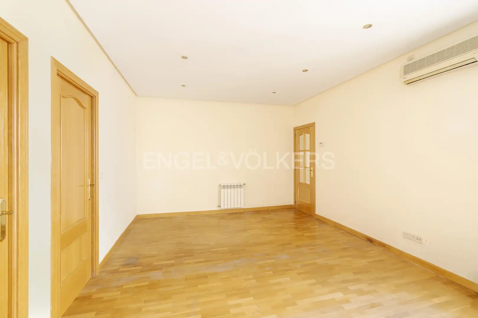 Living room of Flat for rent in Madrid  with Air Conditioner, Heating and Parquet flooring