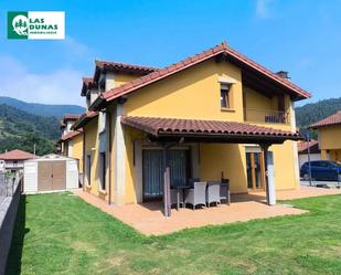Vista exterior de Casa adosada en venda en Hazas de Cesto amb Calefacció, Jardí privat i Parquet