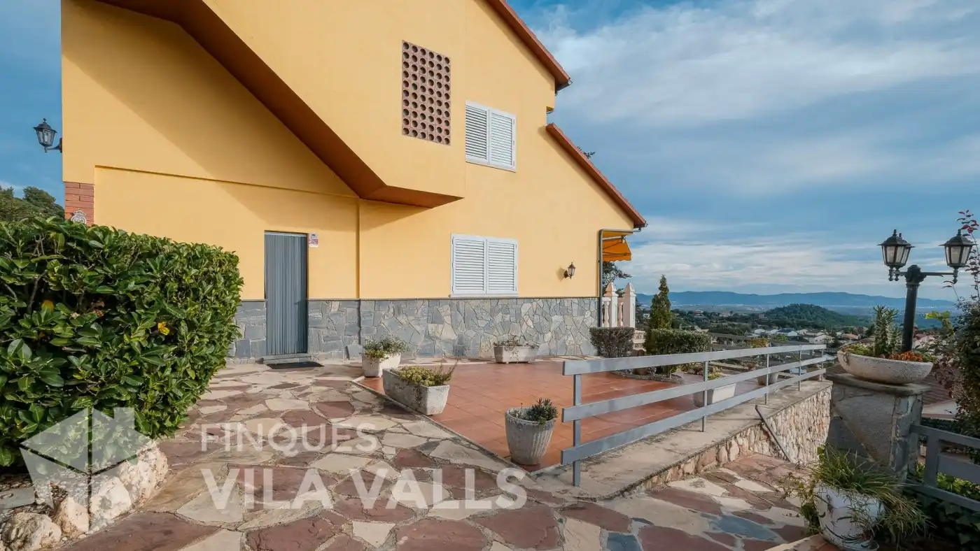 Vista exterior de Casa o xalet en venda en Caldes de Montbui amb Calefacció, Jardí privat i Terrassa