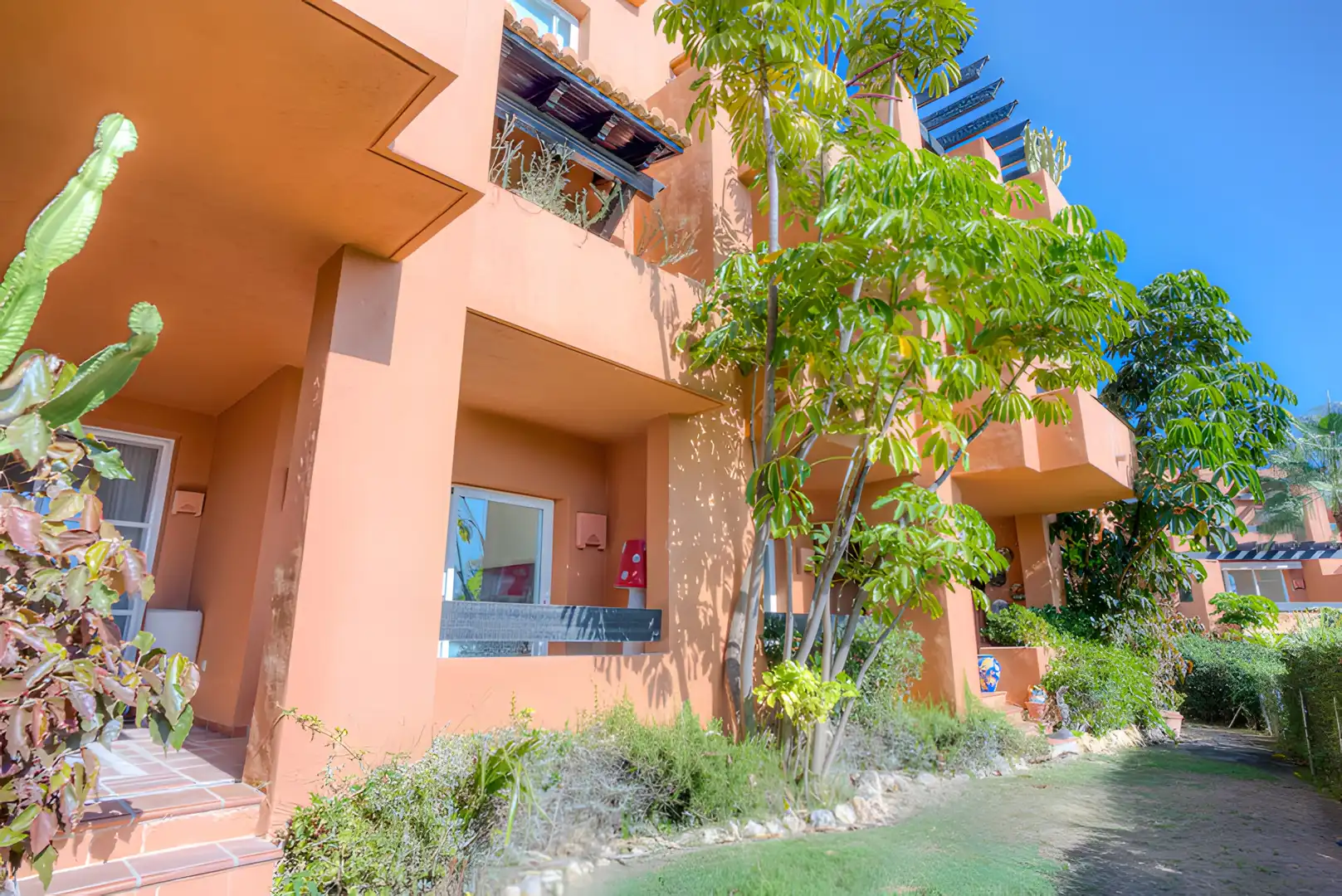 Vista exterior de Planta baixa en venda en Marbella amb Aire condicionat, Terrassa i Piscina