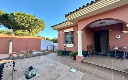 Vista exterior de Casa o xalet en venda en Chiclana de la Frontera amb Aire condicionat, Calefacció i Jardí privat