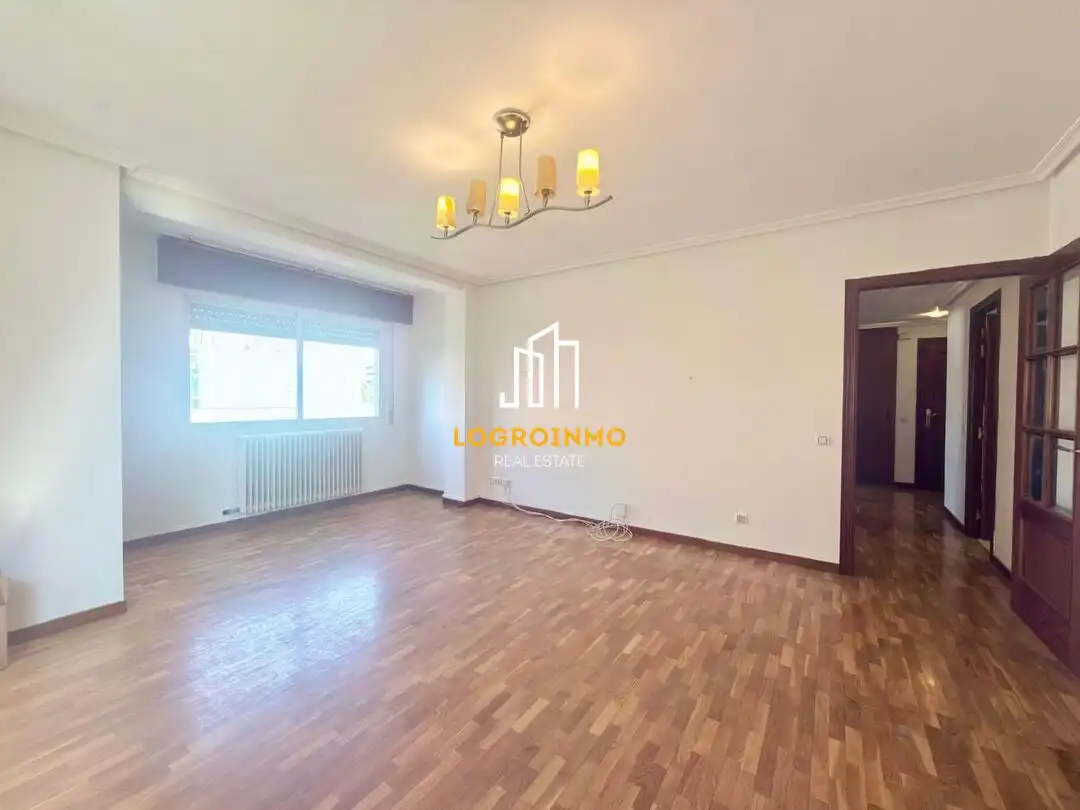 Sala de estar de Piso en venta en  Logroño con Calefacción, Trastero y Balcón