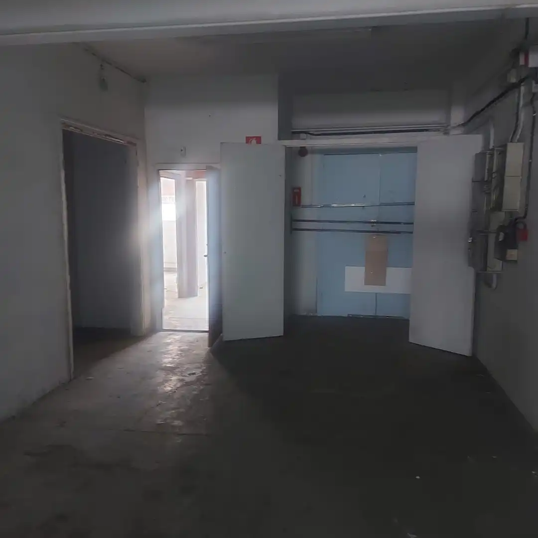 Local en venta en L'Hospitalet de Llobregat con Alarma