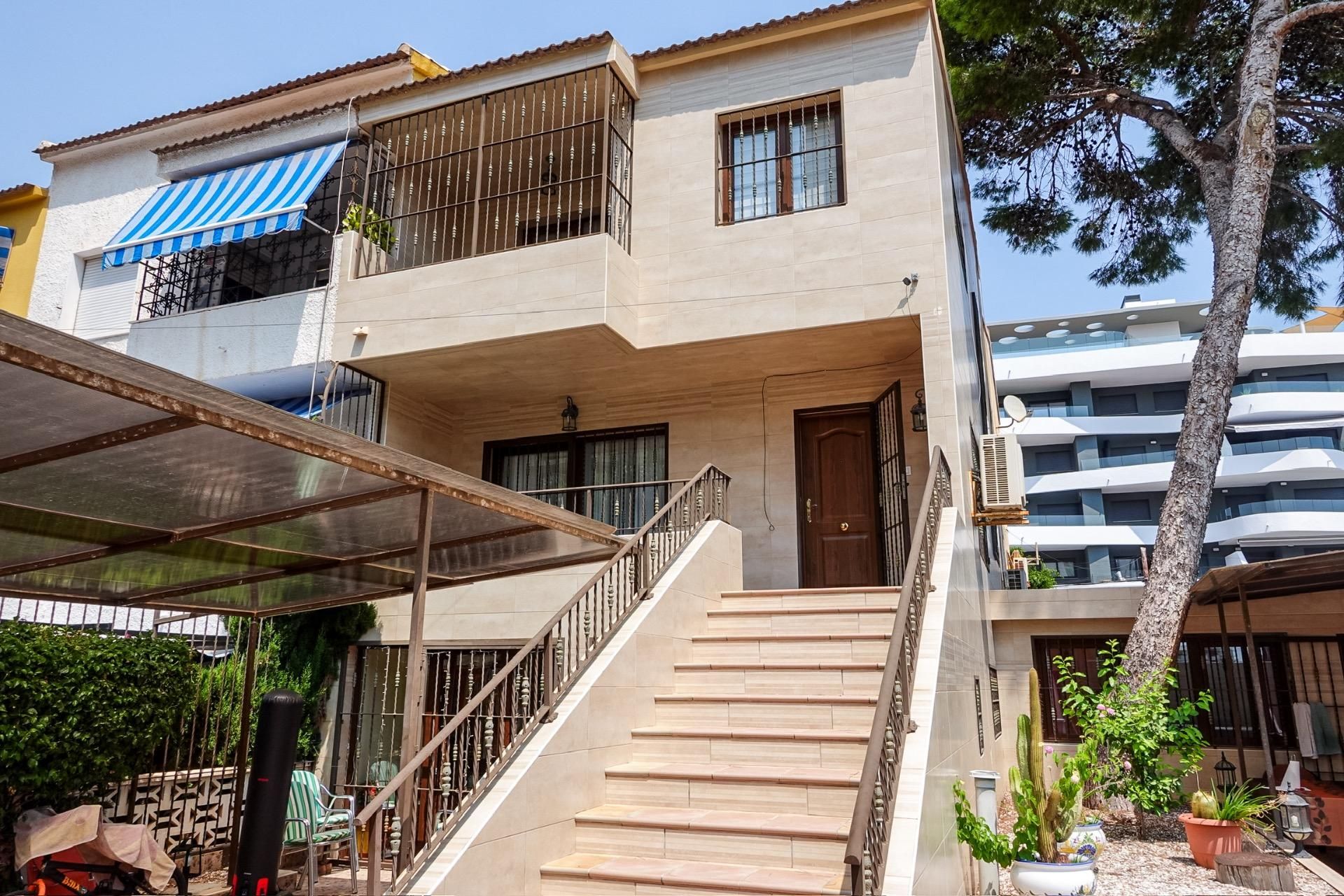 Exterior view of Single-family semi-detached for sale in Torrevieja  with Air Conditioner, Private garden and Terrace