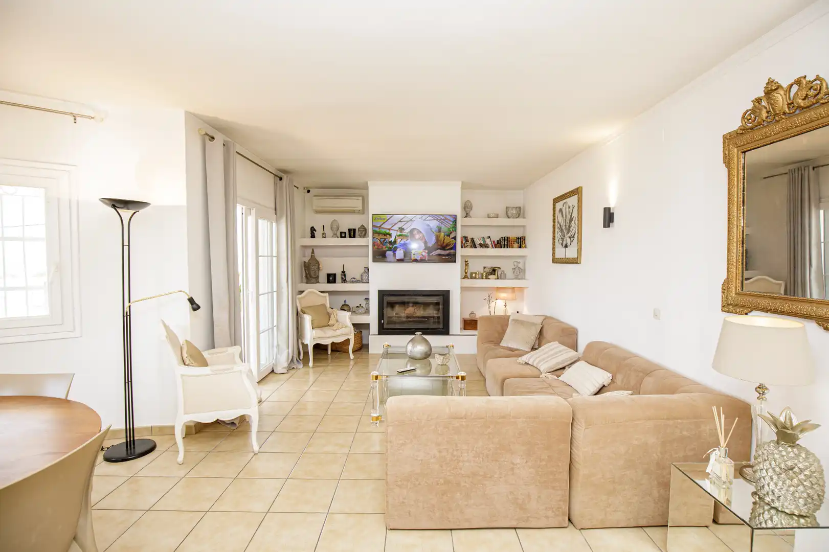 Sala d'estar de Casa o xalet en venda en L'Escala amb Aire condicionat, Jardí privat i Terrassa