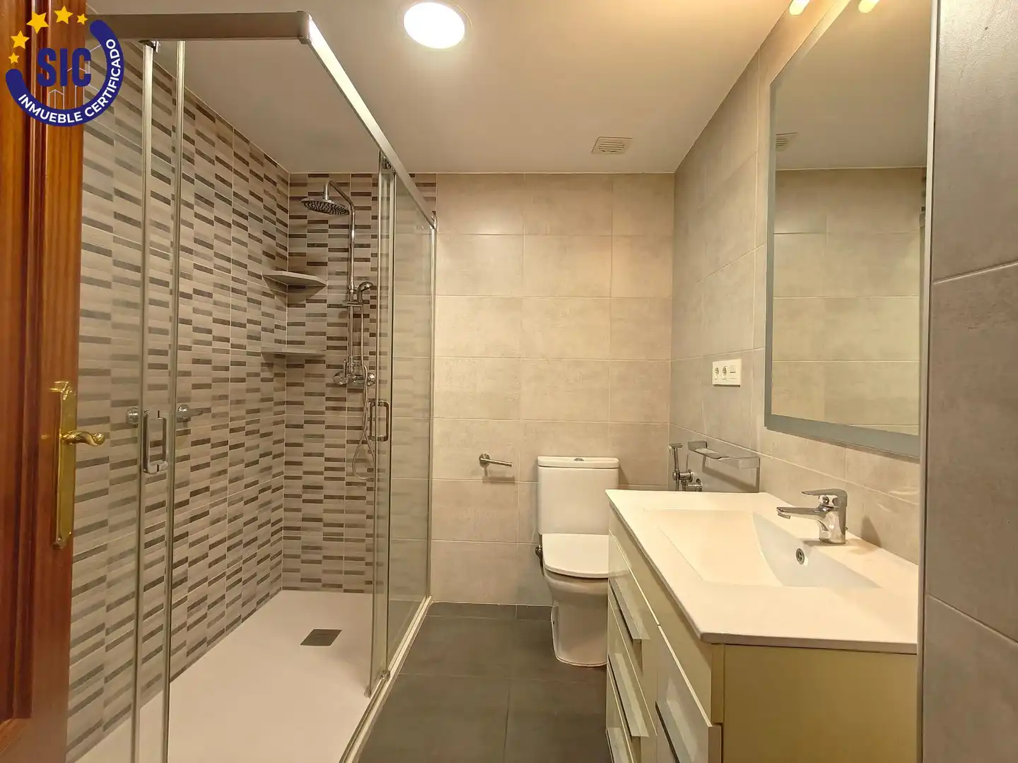 Bathroom of Flat for sale in Valencia  with Air Conditioner and Heating