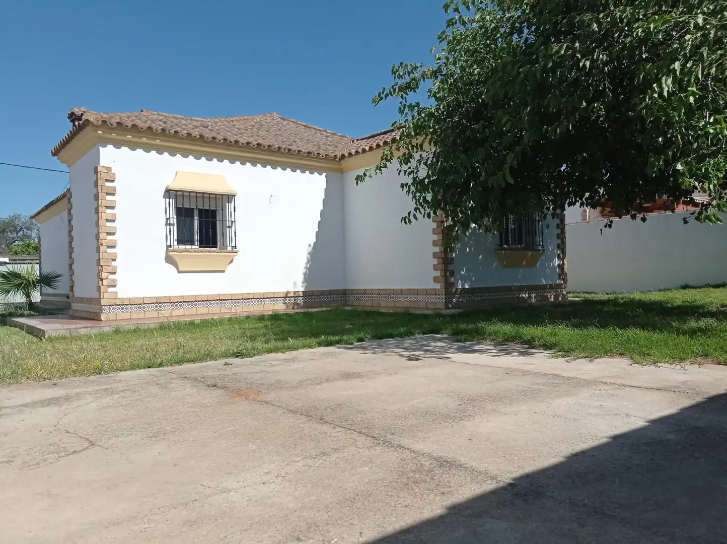 Vista exterior de Casa o xalet en venda en Chiclana de la Frontera amb Jardí privat i Terrassa