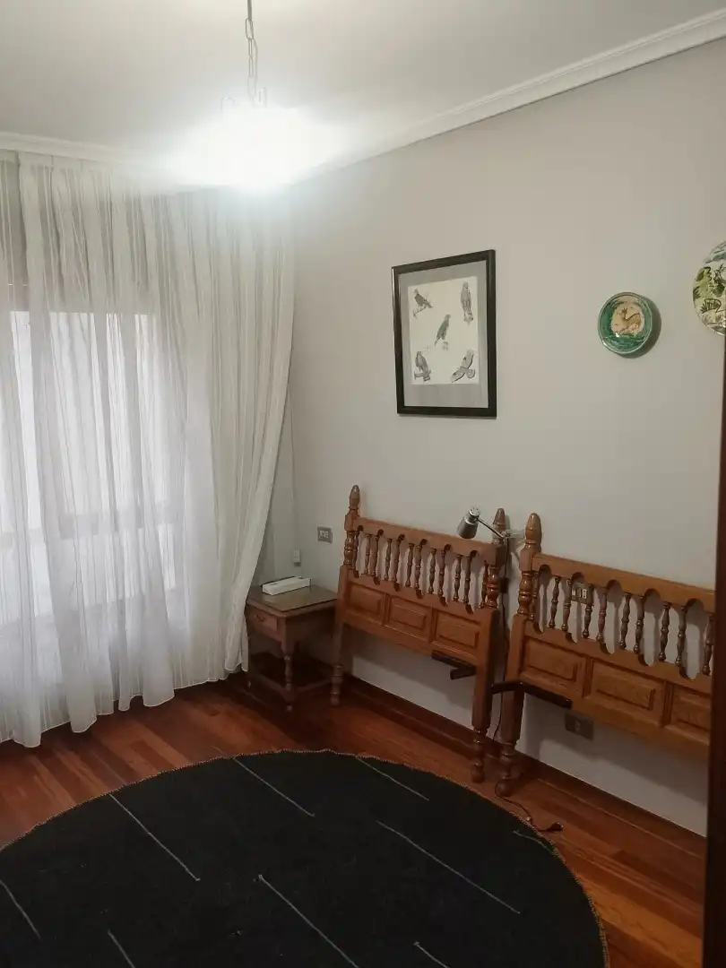 Habitación de Piso de alquiler en Oviedo  con Calefacción, Parquet y Amueblado
