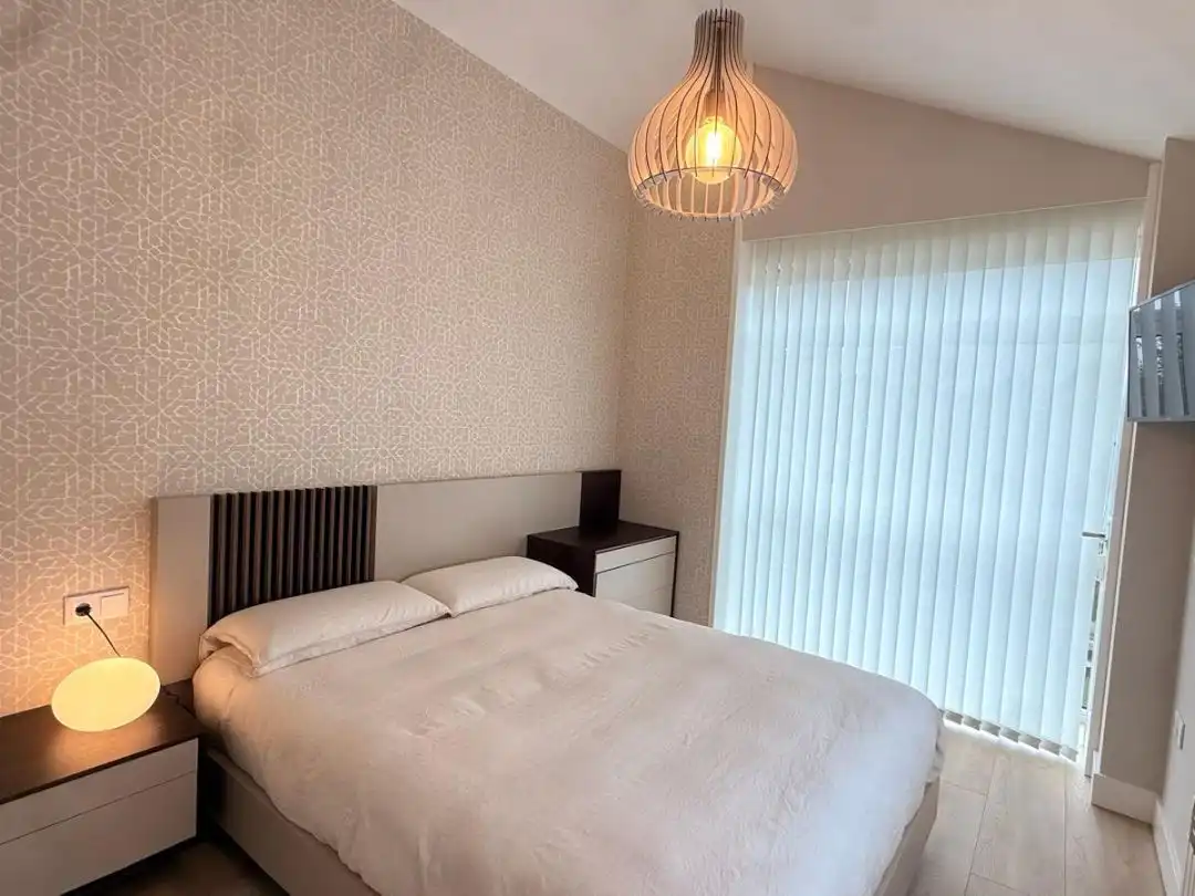 Dormitori de Casa o xalet en venda en Santiago de Compostela  amb Terrassa, Piscina i Balcó