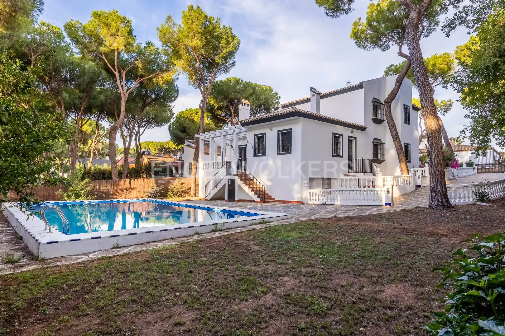 Vista exterior de Casa o xalet en venda en Alcalá de Guadaira amb Calefacció, Jardí privat i Terrassa
