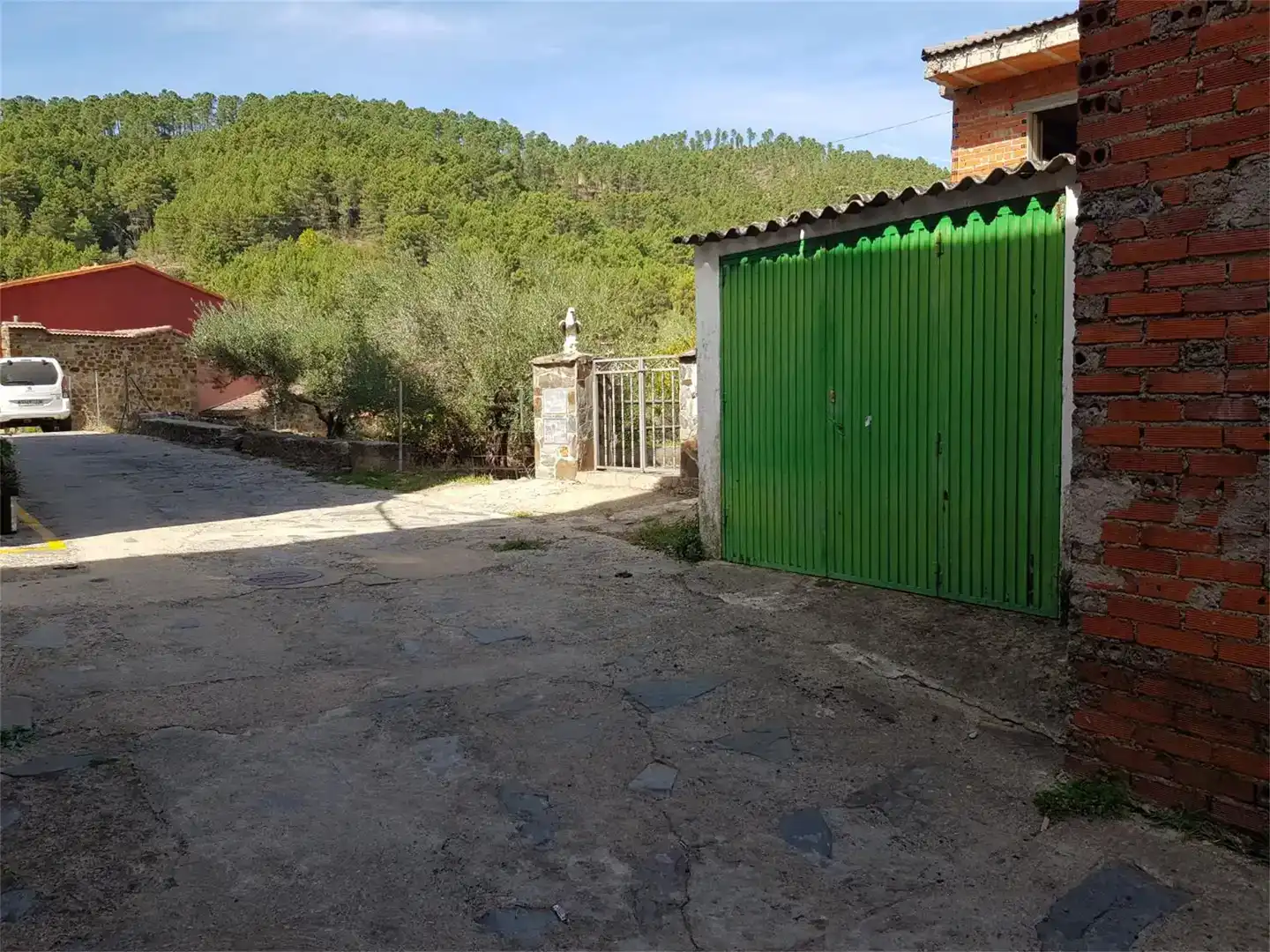 Vista exterior de Local en venda en Nuñomoral, Cáceres