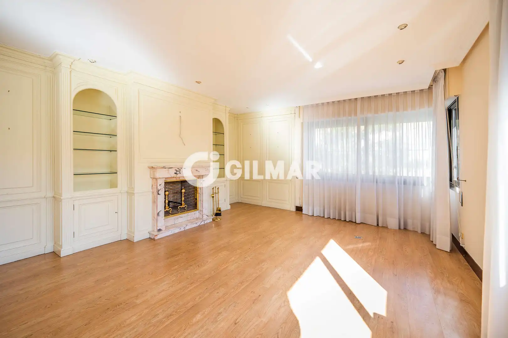 Sala d'estar de Casa adosada en venda en Madrid amb Calefacció, Jardí privat i Piscina
