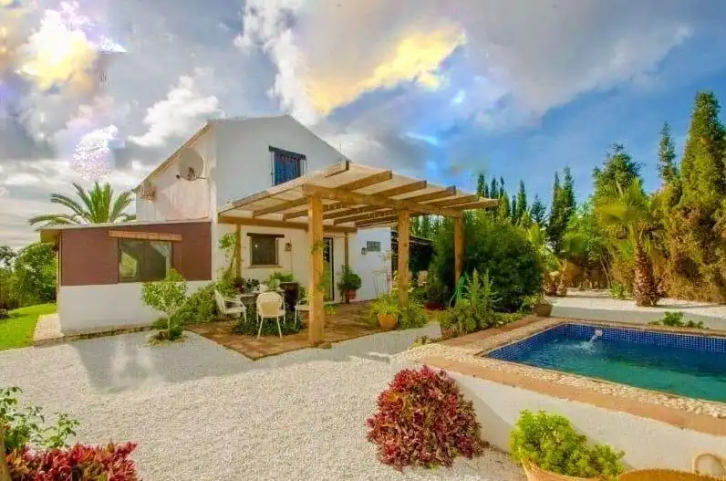 Casa con piscina en venta en Selwo