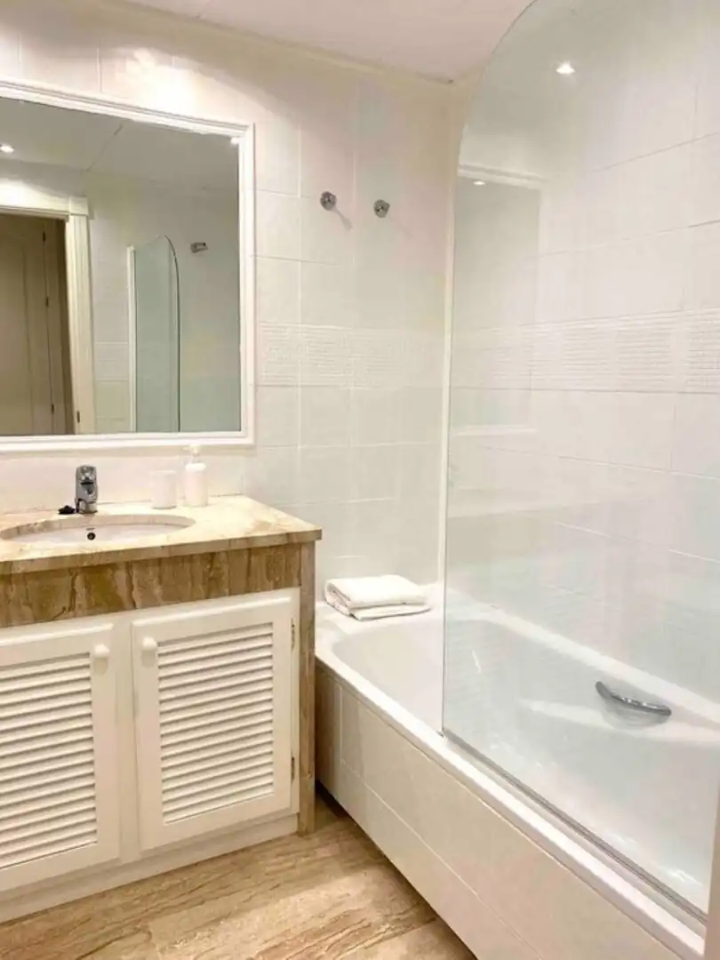 Bany de Apartament de lloguer en Estepona amb Aire condicionat, Moblat i Balcó