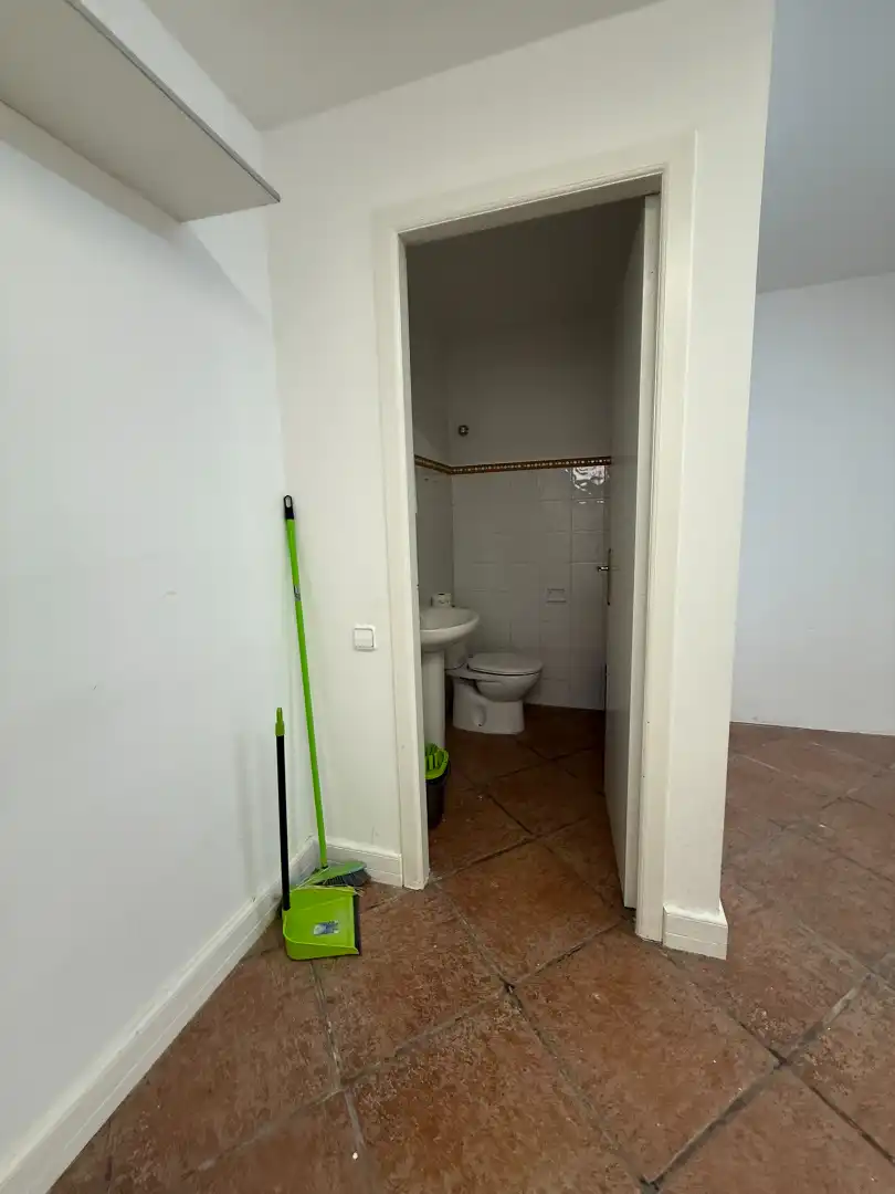 Badezimmer von Geschaftsraum zur Miete in Sant Cugat del Vallès mit Klimaanlage und Parkett