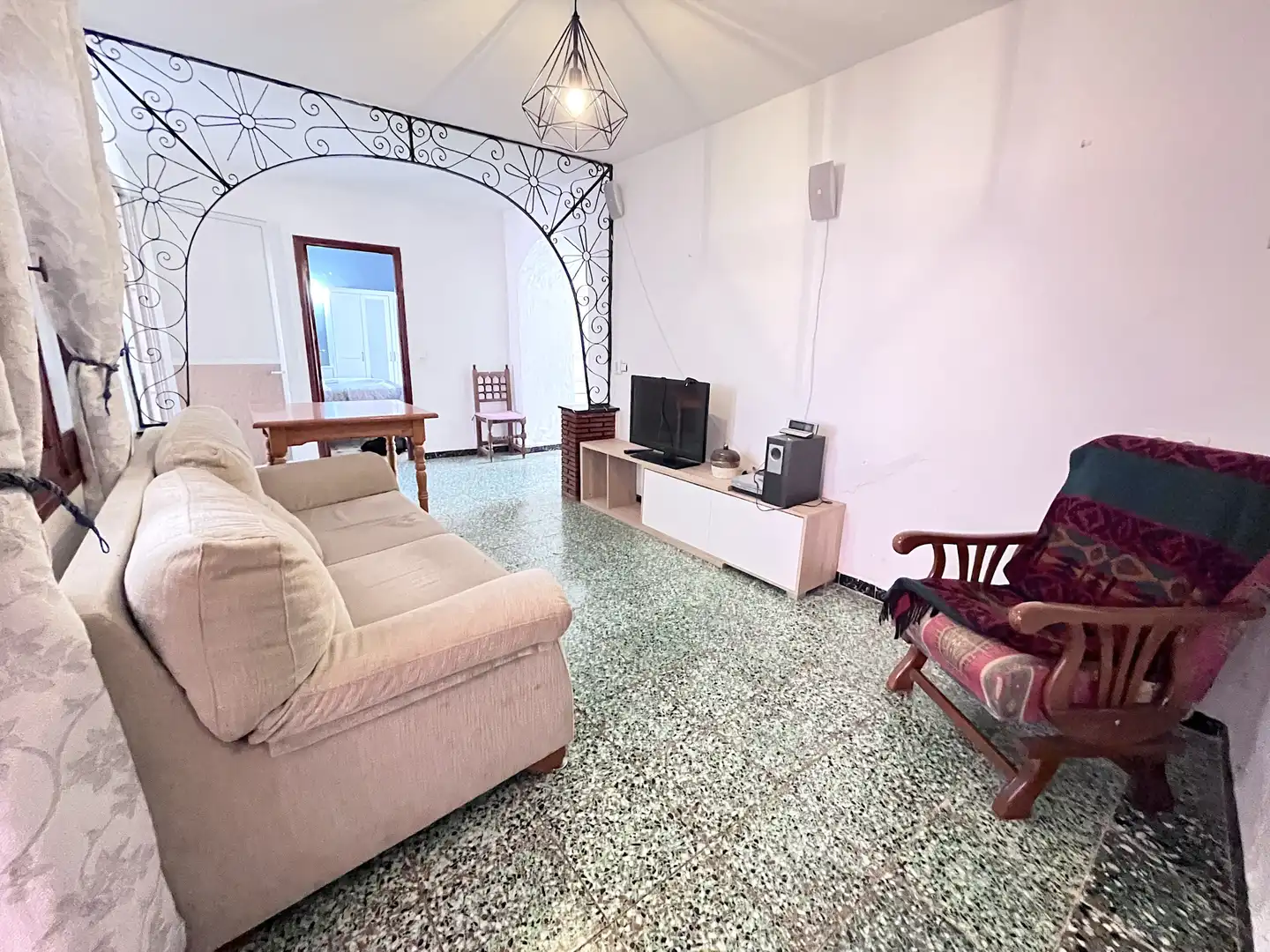 Sala d'estar de Casa adosada en venda en Mijas amb Jardí privat, Terrassa i Moblat