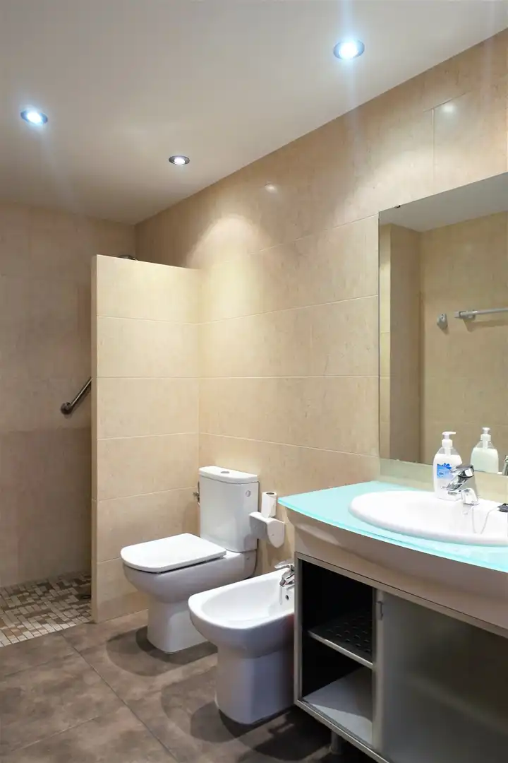 Baño de Piso de alquiler en Girona con Calefacción, Terraza y Trastero
