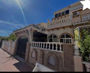 Vista exterior de Casa o xalet en venda en Orihuela amb Aire condicionat, Terrassa i Balcó