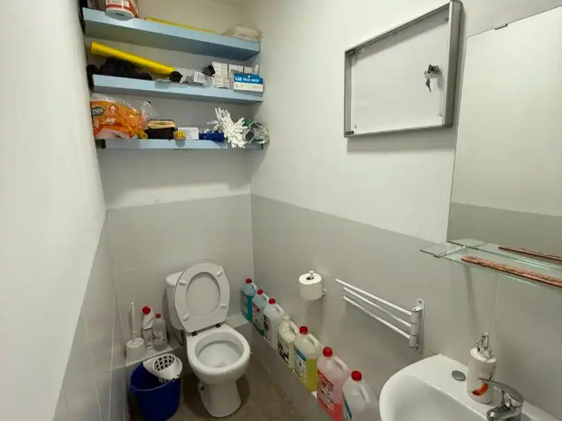 Baño de Local de alquiler en Madrid con Aire acondicionado y Alarma