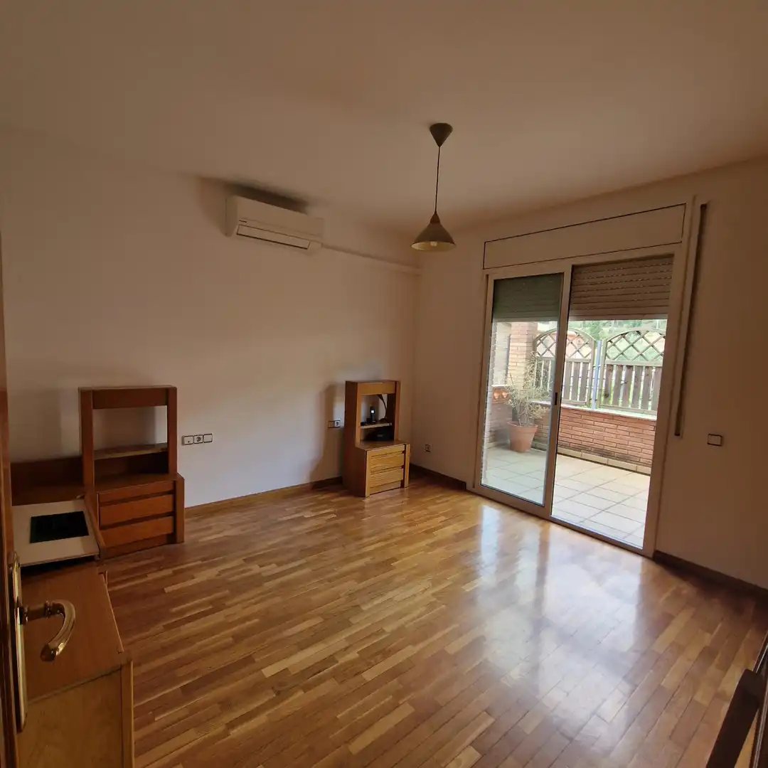 Sala de estar de Casa o chalet en venta en Sant Andreu de la Barca con Calefacción, Jardín privado y Parquet