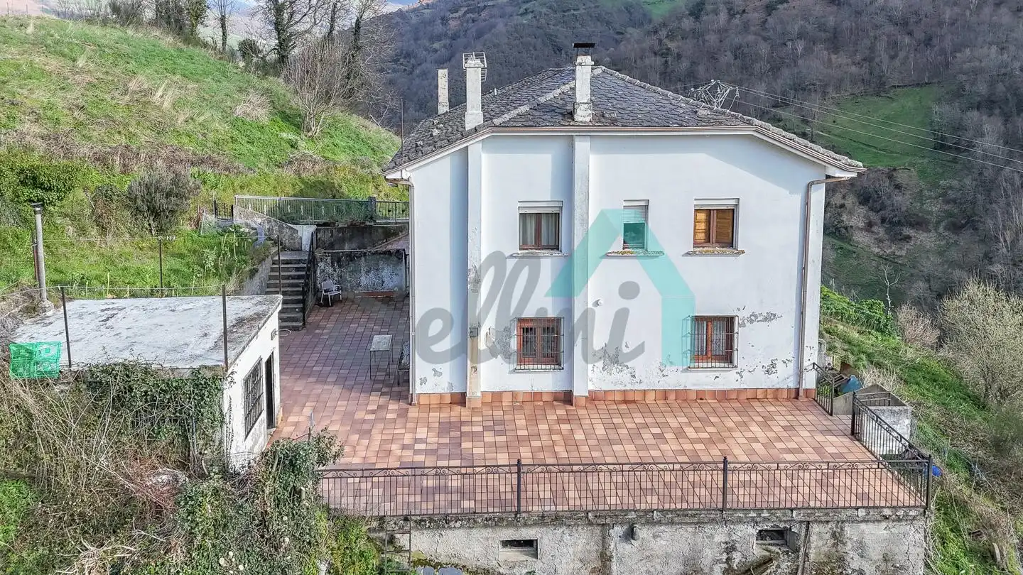 Vista exterior de Casa adosada en venda en Cangas del Narcea amb Calefacció, Jardí privat i Terrassa