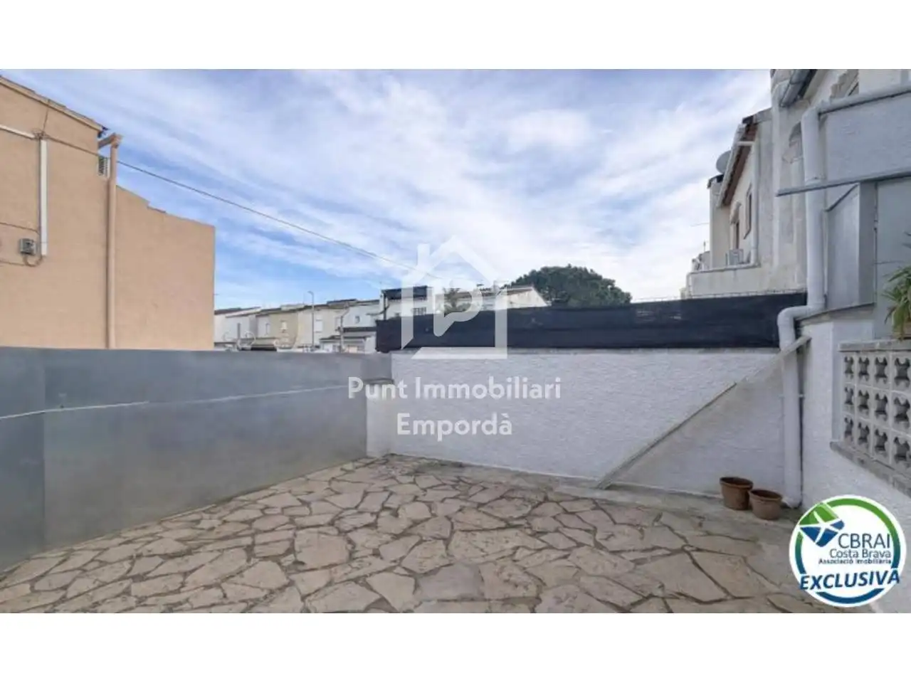 Außenansicht von Einfamilien-Reihenhaus zum Verkauf in Empuriabrava mit Klimaanlage, Heizung und Terrasse