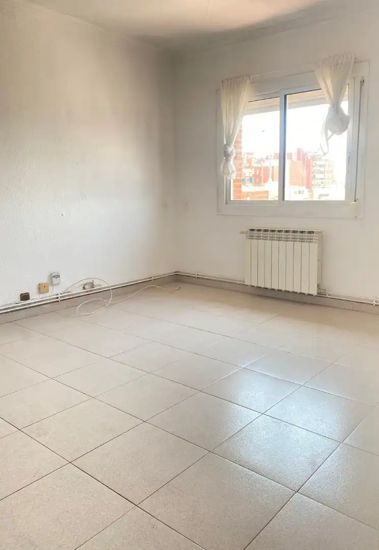 Wohnung zum Verkauf in L'Hospitalet de Llobregat mit Heizung, Abstellraum und Ofen