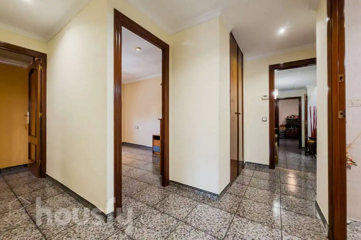 Houses for sale in Santa Coloma de Gramenet  with Air Conditioner, Heating and Private garden