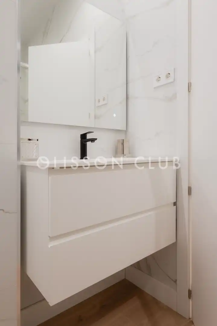 Bathroom of Flat for sale in Madrid  with Air Conditioner, Heating and Storage room