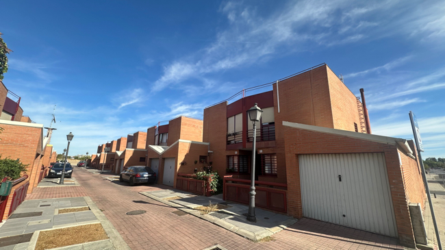 Exterior view of House or chalet for sale in  Madrid Capital  with Air Conditioner and Private garden
