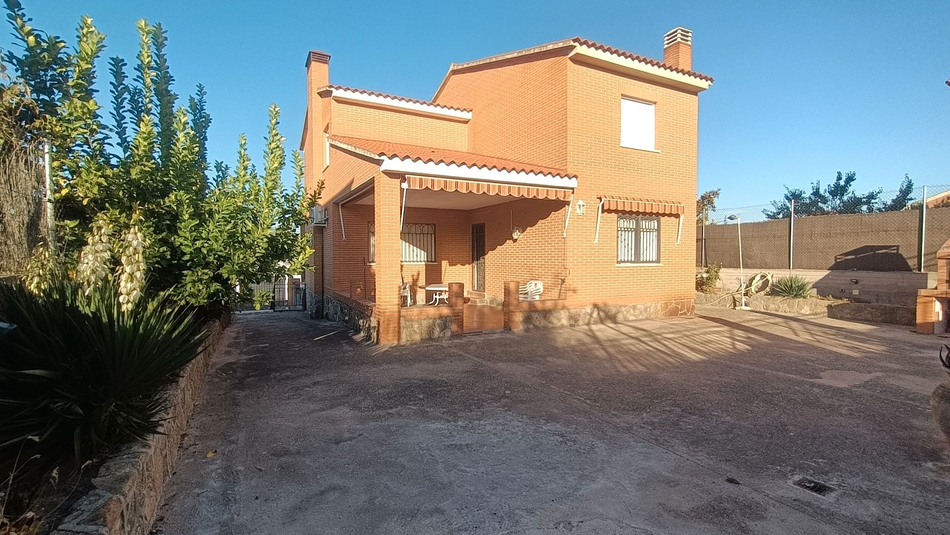 Vista exterior de Casa o xalet de lloguer en Casarrubios del Monte amb Aire condicionat, Calefacció i Jardí privat
