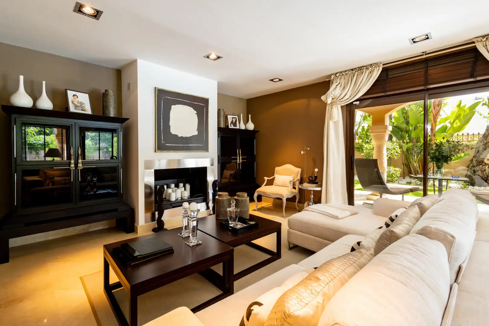 Sala d'estar de Casa o xalet en venda en Marbella amb Aire condicionat, Jardí privat i Terrassa