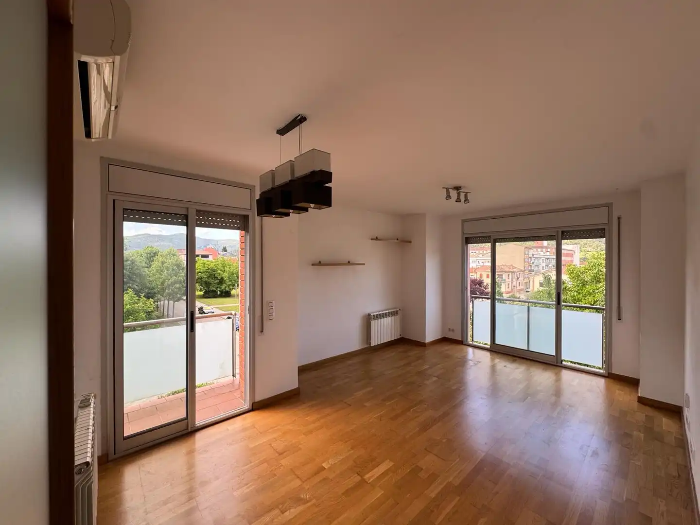 Sala d'estar de Pis en venda en Olot amb Aire condicionat, Calefacció i Traster