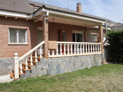 Exterior view of Single-family semi-detached for sale in Villanueva de la Torre  with Air Conditioner