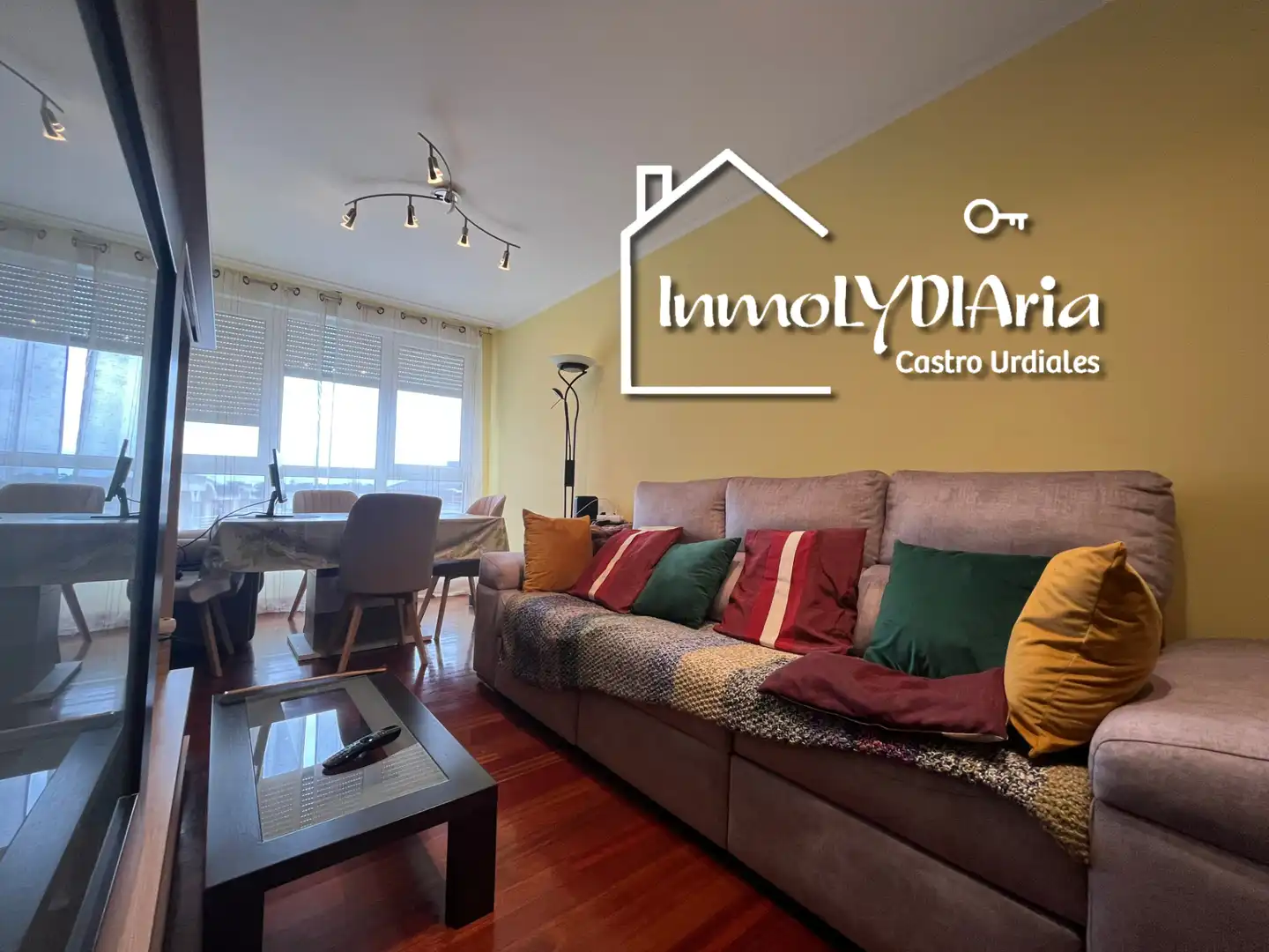 Sala de estar de Piso en venta en Castro-Urdiales con Calefacción, Parquet y Terraza